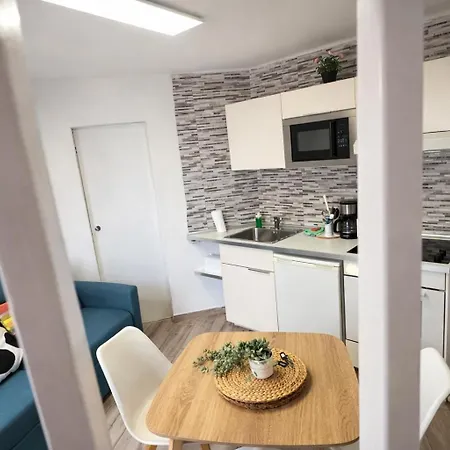 Party Coast For Young Travelers Apartment *