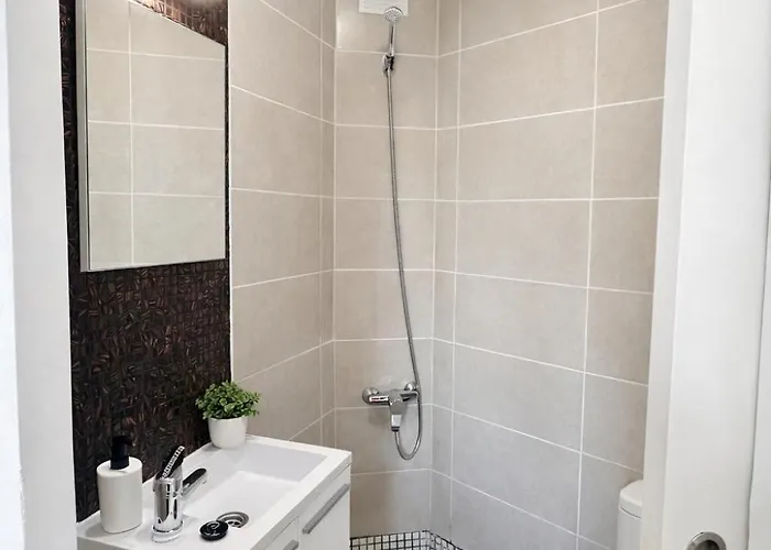 Party Coast For Young Travelers Apartment