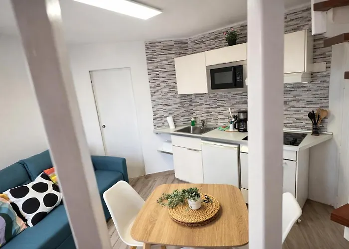 Party Coast For Young Travelers Apartment *